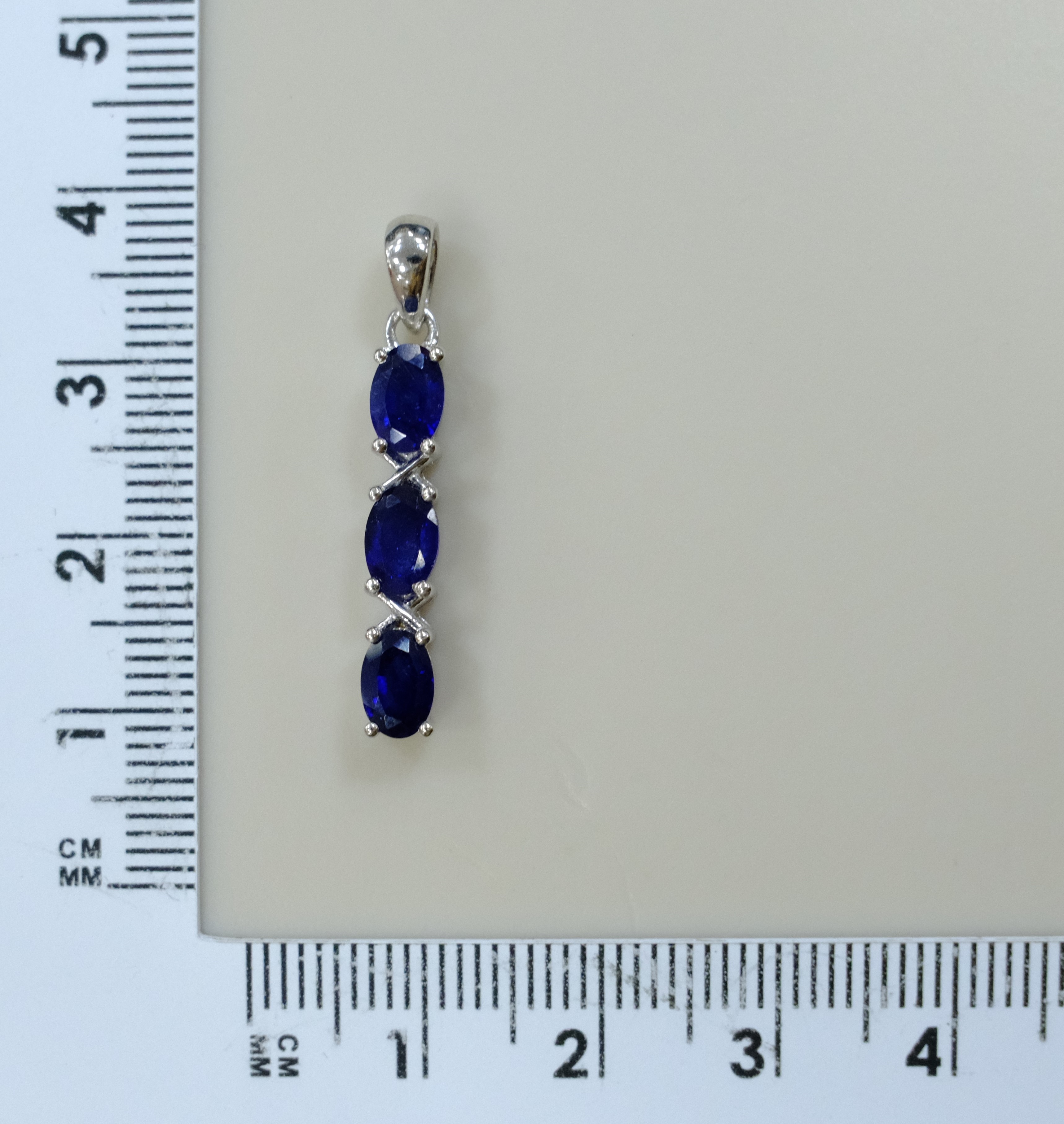 Серебряная подвеска с сапфирами
